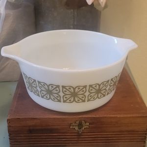Vintage Pyrex Verde floral casserole dish 1 1/2 Q